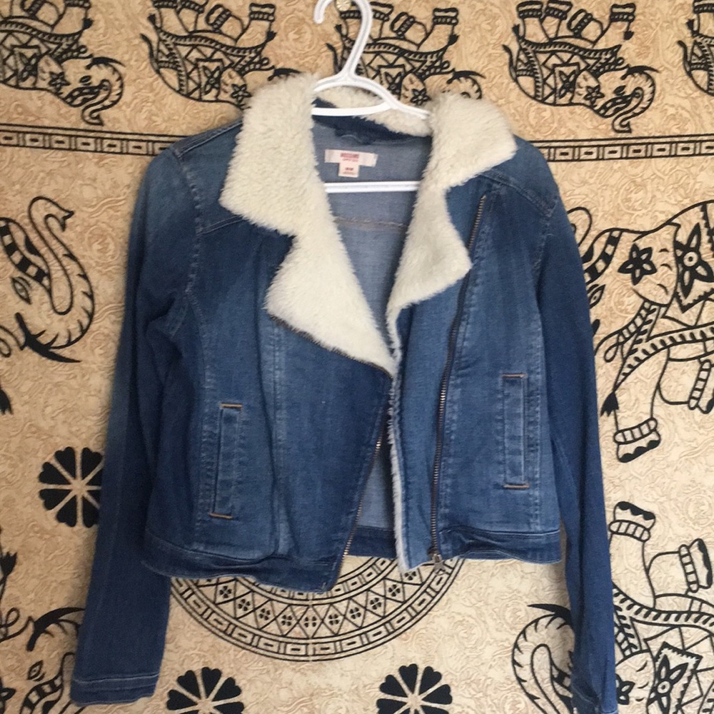 Jean jacket with shearling detailing